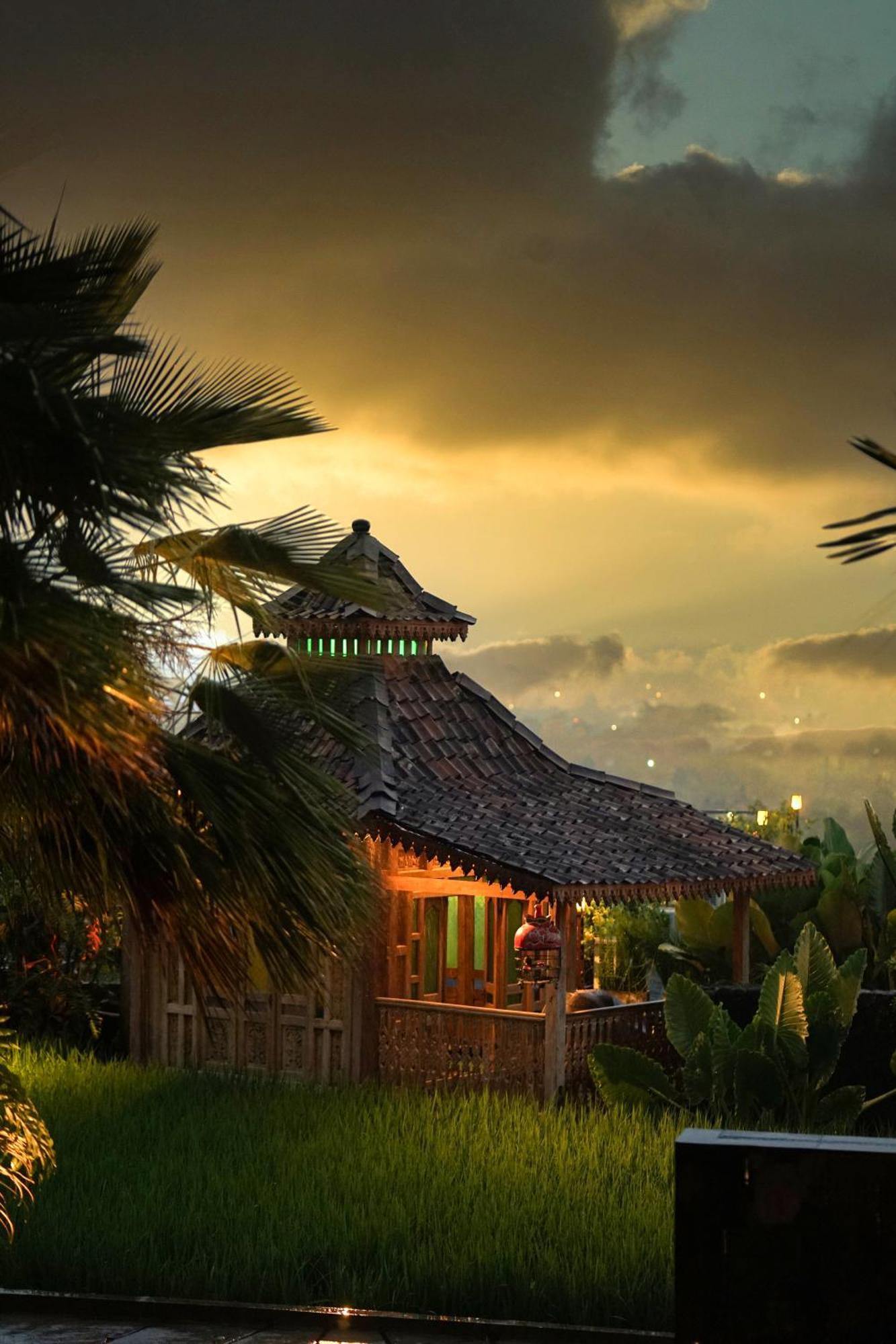 Abhayagiri - Sumberwatu Heritage Resort Randugunting Exterior photo